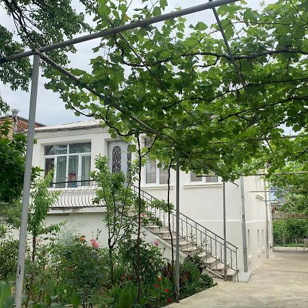 Hostel Forrest Кутаиси Экстерьер фото