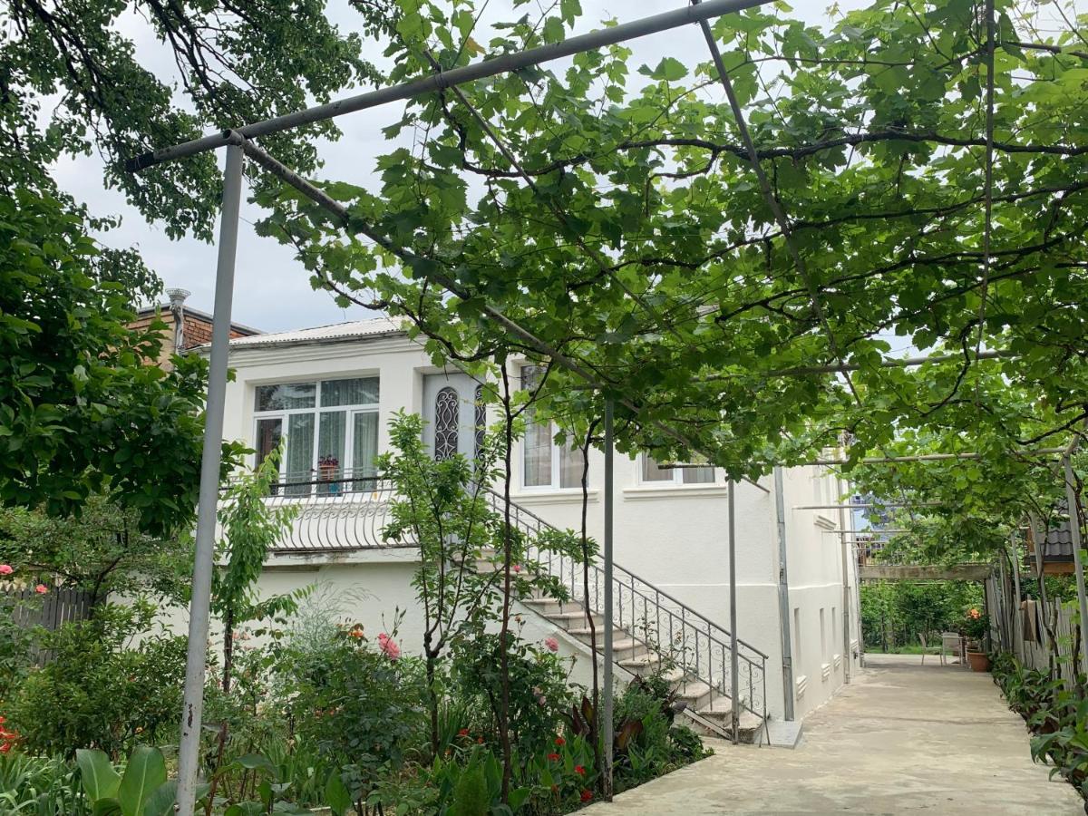 Hostel Forrest Кутаиси Экстерьер фото