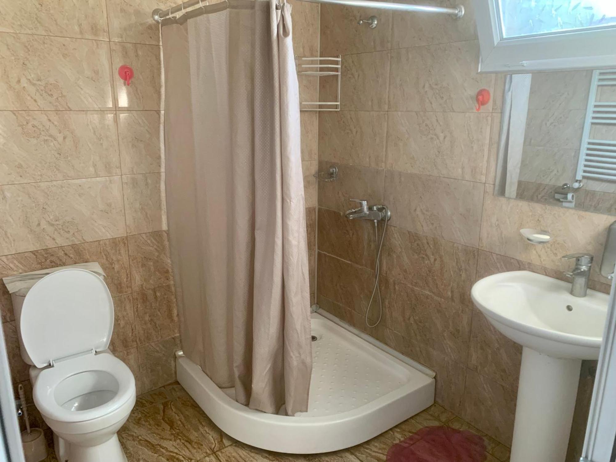 Hostel Forrest Кутаиси Экстерьер фото